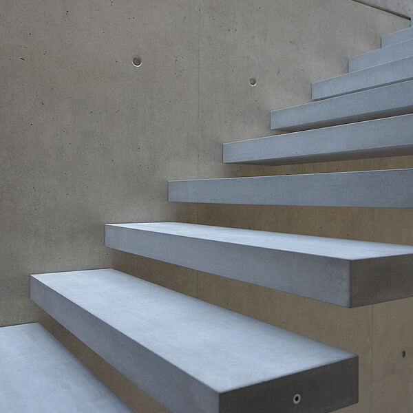 Kragarmtreppe, Beton, silbergrau // St. Ingbert